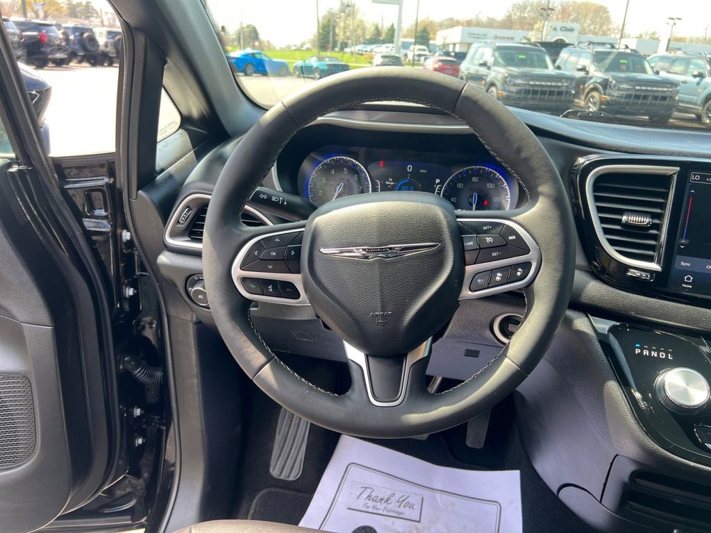 2025 Chrysler Pacifica Select