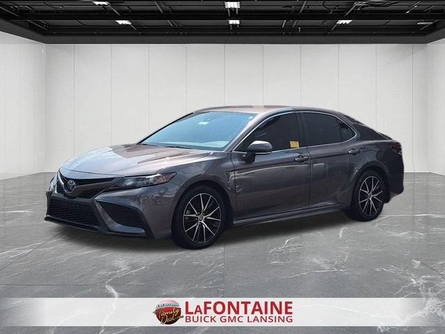 2022 Toyota Camry SE Hybrid