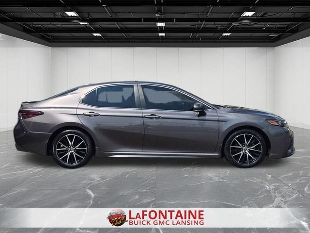 2022 Toyota Camry SE Hybrid